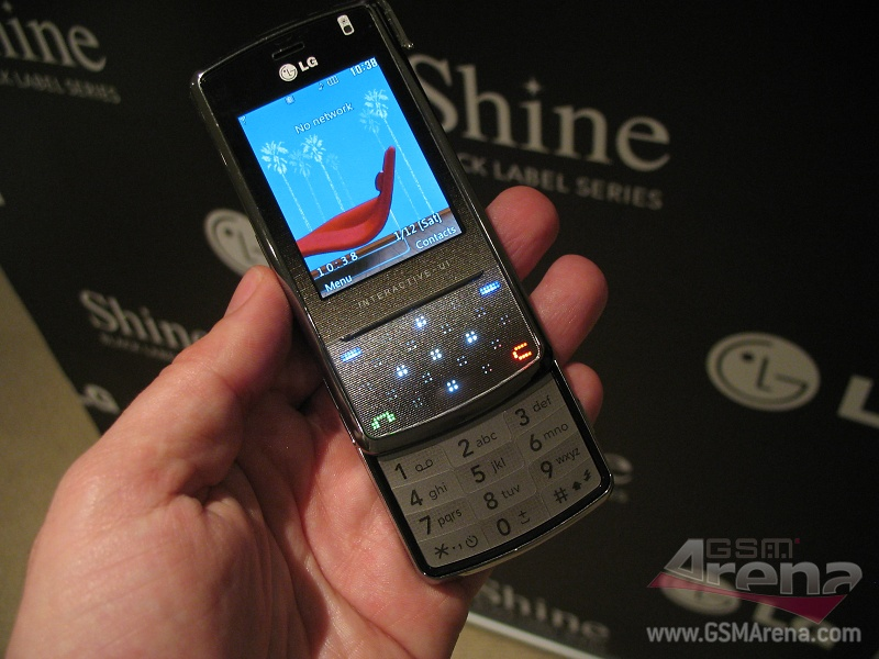 Illustration for article titled LG KF510 Cellphone Is as Thin as the Ninjas Holding It
